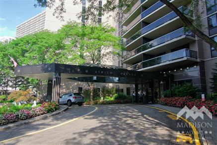 Atrium Palace On The Gold Coast On The Hudson River In New